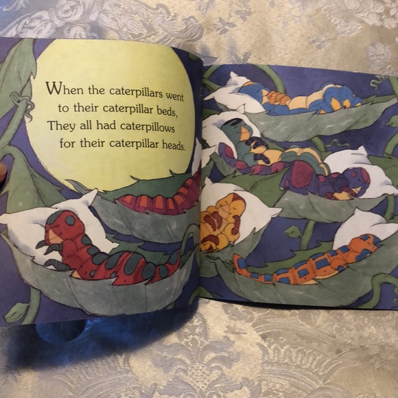 THE CATERPILLOW FIGHT by Sam McBratney - SCHOLASTIC CHILDREN BOOK - #263 - Picture 4 of 9